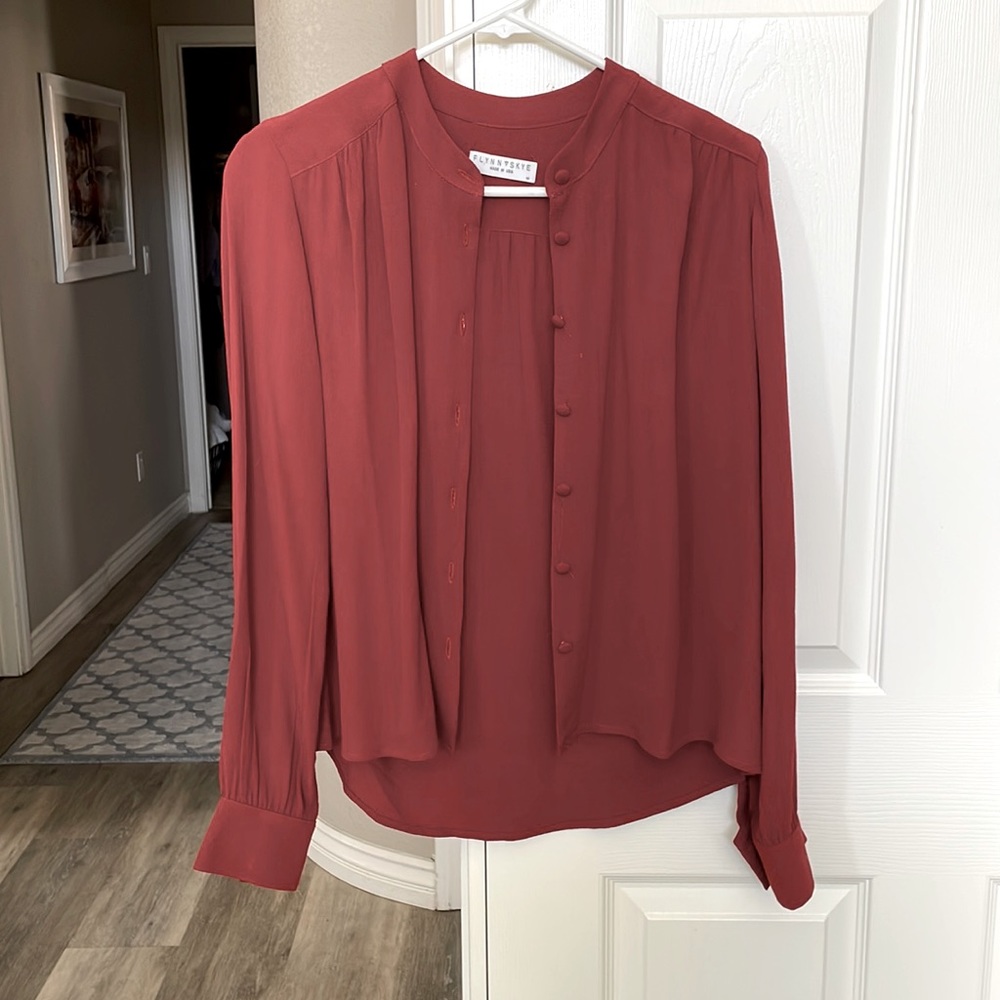 Flynn skye button up shirt in maroon xs